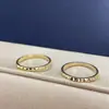 Anillo Retro Francés de Acero de Titanio para Mujer, Anillo Fino de Color Dorado y Plateado con Remaches de Engranaje de Nicho, Anillo Chapado en Oro que Conserva el Color