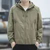 Chaqueta con capucha de estilo workwear americano, nueva para el otoño de 2026, para hombre, negra, versátil, moderna, funcional, abrigo casual