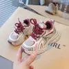 Tênis esportivos infantis, sapatos casuais de malha para meninos, tênis "dad shoes" de sola grossa, novo estilo primavera/verão 2026, sapatos simples respiráveis para meninas
