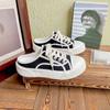Sapatilhas de lona com biqueira fechada femininas 2022 verão novo celebridade da internet sola grossa versátil sem salto sapatos preguiçosos biscoito branco