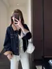 Jaqueta jeans estilosa e moderna color-block com design curto e cropped, perfeita para baixinhas criarem uma silhueta mais alta, nova coleção de outono para mulheres