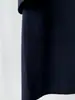 O azul marinho atemporal de Xiao He - um clássico casaco de lã e cashmere dupla face com abotoamento duplo, lapela grande e design longo