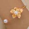Pulseira Aberta Nova Estilo Coreano Flor Pétala Pérola, Fresca e Fashionable Flor Tridimensional Incrustada Pérola Pulseira Única Atacado
