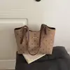 Bolsa Tote Grande de Bolinhas Retrô Nova Outono 2026 Moda Versátil para o Dia a Dia Ombro Único de Mão Atacado Bolsa Feminina