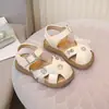 Sapatos de Menina Estilo Coreano com Laço Sapatos de Princesa para Verão Brilhantes Antiderrapantes Solado Macio Novos Sandálias Fechadas para Meninas