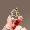 Design Sense Broche de cabaça em forma de cobra, broche criativo de nicho feminino de alta qualidade, elegante, corpete de moda, acessórios para casaco de terno