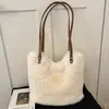 Bolso de mano de felpa de gran capacidad para mujer, nuevo estilo 2026, de alta calidad, moderno y elegante, con diseño esponjoso