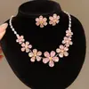 Luxo Europeu e Americano! Conjunto de colar e brincos de flor e gota de zircônia colorida, apresentando uma corrente de clavícula estilo corte, oferecendo um toque de elegância discreta e sofisticação