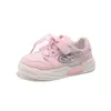 Zapatos de skate para niñas zapatos infantiles 2024 nuevo otoño e invierno superficie de cuero para niños suela blanda zapatos deportivos antideslizantes casuales versátiles