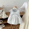 Colete de algodão para bebê menina para outono e inverno com estampas florais delicadas, doce e que afina a silhueta, adequado para usar por cima, vestido de alça fina de algodão floral azul quente