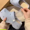 Chinelos Fechados Modernos de Cor Sólida com Tachas 2026 Solado Grosso Antiderrapante Slip-On Doce para Meninas Aumento de Altura Meio Chinelo Preguiçoso