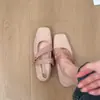 Temporada do Primeiro Encontro: Sapatilhas cor de rosa com corte baixo, combinadas com uma saia, sapatos Mary Jane de bico quadrado com tiras, sapatos de noite estilo outono suave