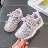 Tênis Casuais com Decoração de Flores para Meninas 2026 Primavera/Outono Novo Calçado Infantil de Solado Macio Estilo Forrest Gump para Crianças Médias e Grandes Tênis Esportivos Confortáveis