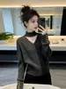 Top de punto ajustado de cuello en V gris oscuro estilo perezoso retro francés para mujer 2026 Estilo único súper popular Top A13951