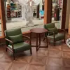 Sala de Estar de Apartamento Pequeño Balcón Mesa de Centro de Ocio y Juego de Sillas Hotel Casa de Huéspedes Dormitorio Habitación de Invitados Sillón Individual Vintage