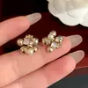 Pétalas douradas com orvalho! Brincos de tarraxa flor de zircônia e pérola estilo retrô francês brincos de luxo leve de alta qualidade versáteis para mulheres