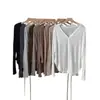 Camiseta de manga larga con cuello en V estilo coreano para mujer, suave y con caída, de un solo pecho, corte holgado, adelgazante, disponible en varios colores, al por mayor en stock