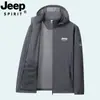 La chaqueta JEEP SPIRIT Jeep 26 con protección solar es una chaqueta de verano ligera para exteriores con capucha, con una sensación fresca y sedosa