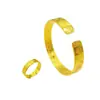 Latão banhado a ouro moda abertura lisa auspicioso largo bracelete de concubina imperial artesanato de cinzelamento esculpido à mão bracelete feminino fabricantes atacado