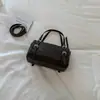 Bolso de hombro de moda nuevo para principios de otoño de 2026 para el trabajo y los desplazamientos, bolso casual moderno con una textura simple, bolso de axila para mujer