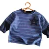 Camiseta Listrada de Manga Longa Falsa Duas Peças Estilo Coreano para Crianças Novas Roupas de Outono para Meninos Camada Base Bordada Roupa de Bebê Estilosa
