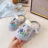 Chinelos Croc DIY para Meninas 2026 Verão Novo Estilo Oceano Sereia Verão Sandálias de Solado Macio para Meninas Pequenas Usarem Fora