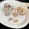 Pulseira Aberta Espiral de Metal Europeia e Americana Personalizada Moda Design Exagerado Pulseira Versátil Joia de Luxo Leve de Alta Qualidade para Mulheres