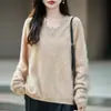 Nueva colección de otoño e invierno: suéter de punto para mujer de corte holgado con cuello en V, que presenta un diseño de ganchillo calado y un acabado suave y cepillado