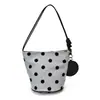 Bolso de hombro para mujer con un estilo delicado, bolso de mano de lunares, bolso de axila minimalista de nicho, bolso tote de hombro casual para estudiante y viajero