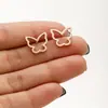 Aretes de acero inoxidable estilo bosque de primavera para niñas, con diseño de insecto, mariposa y abeja, sencillos y frescos, aptos para perforar el cartílago de la oreja, en stock