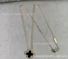 Collar de cuatro hojas de oro V de alta gama para mujer, diseño de nicho, cadena para la clavícula de flor de nácar y ágata roja de lujo ligero, venta al por mayor desde el fabricante