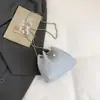Bolsas com cordão são populares este ano. Novos modelos femininos de 2026 apresentam design exclusivo com correntes, bolsas pequenas bucket plissadas de verão para usar na transversal