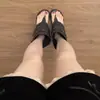 Sandalias Chanclas de Tacón Plano Oculto Negro Mate para Mujer 2026 Nuevo Verano con Faldas Sandalias Antideslizantes Retro