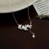 Nuevo Collar con Colgante de Borla en Forma de Gota de Agua y Hoja de Ginkgo para Mujer, Versátil, Cadena Sencilla para Clavícula, Diseño Exquisito de Nicho, Lujo Ligero