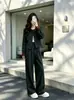 Atuendo otoñal, sofisticado y elegante: un conjunto de dos piezas que presenta una chaqueta de tweed casual, chic y rejuvenecedora, y pantalones de pierna ancha para mujer