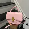 Bolsa Sela de Textura de Alta Qualidade Moda Primavera/Verão 2026 Versátil Ombro Único Transversal Fivela de Cadeado Super Quente para o Dia a Dia Bolsa Feminina de Nicho