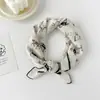 Pedidos Japoneses y Coreanos 58 Bufandas de Seda Bufandas Cuadradas Pequeñas Pañuelos para la Cabeza de Mujer Versátiles Estampado Paisley Bufandas de Algodón y Lino Venta al por Mayor Verano Estilo Delgado