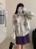 Cardigã de tricô jacquard com bordado floral resistente, cor vermelha, gola redonda, para mulheres, estilo inverno 2026, cardigã tipo casaco de caimento solto, na cor cinza