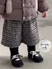 Conjunto súper elegante de chaqueta de plumón y pantalones para niñas, nuevo estilo de invierno, pantalones largos a cuadros de dos piezas falsas, capa base versátil, conjunto de tres piezas, moderno