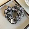 Scrunchie Xadrez Doce Azul e Rosa Elástico Simples para Rabo de Cavalo Faixa de Cabelo Versátil de Alta Elasticidade para Mulheres