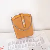 Nova bolsa de balde em camurça texturizada, couro bovino de primeira camada para mulheres, uma bolsa de corrente retrô adequada para vendas transfronteiriças, perfeita para o dia a dia e pode ser carregada na mão ou usada como bolsa transversal