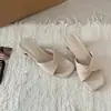 Sandalias de tirante único con temperamento suave de nicho para mujer, verano 2026, calzado de exterior, sandalias de plataforma gruesa con tacón de cuña para niña, estilo exquisito, chanclas de punta abierta para aumentar la altura