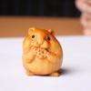 Talla en madera de álamo amarillo Yabai pieza de mano linda comida adornos de hámster mesa de centro artesanías del zodíaco regalos para jugar al por mayor