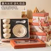 Un juego completo de cuencos, cucharas, platos y vajilla de cerámica en cajas de regalo, personalizado y práctico como recuerdo para clientes y empleados en la ocasión de la inauguración de una tienda o una celebración de aniversario.