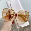 Óculos de sol quadrados com armação grande e pinos pontilhados para mulheres, estilo premium anti-UV, novos óculos de sol da moda com cores degradê.