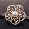 Moda hipster flor de cinco pétalos con pedrería broche de aleación Corea del Sur alta calidad flor de perla corsage de ropa pin de ropa