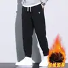Pantalones cálidos, versátiles y modernos para hombre, con forro de polar, engrosados y de pierna cónica, perfectos para otoño e invierno, con un corte holgado que estiliza la figura, hechos de pana, adecuados para uso casual