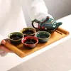 Conjunto de chá em cerâmica esmaltada em forno com esmalte colorido e texturizado, apresentando uma chaleira e quatro xícaras, apresentado em uma caixa de presente, adequado para cerimônias de chá e como presente para uma xícara