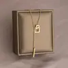 Collar Jinmei Jewelry de Acero de Titanio Dorado para Mujer, Diseño de Nicho de Lujo Ligero, Cadena para Clavícula Versátil de Moda de Gama Alta, Transfronterizo