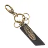 Llavero de piel de vaca vintage para hombre, colgante decorativo de plumas de aleación, joyería de cuero genuino, venta al por mayor, directo de fábrica punk